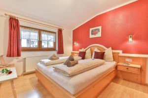 A bed or beds in a room at Appartements Umfahrer