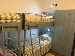 Postel nebo postele na pokoji v ubytování Rolling Stone Hostel