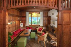 salon z kanapą i stołem w obiekcie Grindelwald Youth Hostel w mieście Grindelwald
