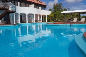 einem Pool mit blauem Wasser vor einem Gebäude in der Unterkunft Kunigami-gun - Hotel / Vacation STAY 11200 in Onna