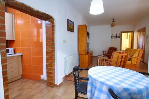 a kitchen and dining room with a table and chairs at CUENCALOFT EN SAN FELIPE in Cuenca