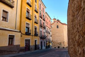 クエンカにあるCUENCALOFT EN SAN FELIPEの建物のある街の空き道