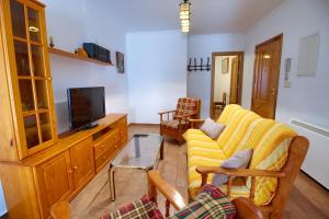 クエンカにあるCUENCALOFT EN SAN FELIPEのリビングルーム(黄色のソファ、テレビ付)
