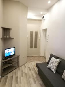 un soggiorno con divano e TV a schermo piatto di Apartment in the Heart of Belgrade a Belgrado