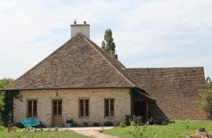 una vecchia casa in pietra con un camino in cima di Anna's Guest House a Longvay