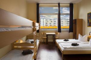 Cama ou camas em um quarto em acama Hotel & Hostel Kreuzberg