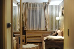 a living room with a couch and a window at Apartman Mitra Angella Konaci in Kopaonik