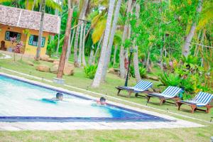 A piscina localizada em Kurumba Villas ou nos arredores