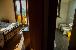 ベヴァーニャにあるAppartamento Della Piaのベッドルーム1室(ベッド1台、トイレ、シンク付)