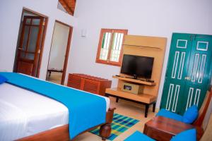 Uma TV ou centro de entretenimento em Kurumba Villas