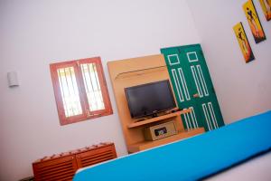 Uma TV ou centro de entretenimento em Kurumba Villas