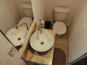 イリャベラにあるSOL&MAR Suítes Ilhabelaのバスルーム(洗面台、トイレ付)