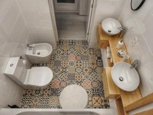 a bathroom with two sinks and two toilets at Cantinho da Gândara in Arcos de Valdevez