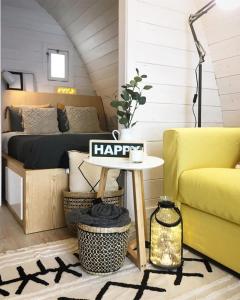 ein Schlafzimmer mit einem Bett und einem Tisch mit einem Happy-Schild in der Unterkunft Cantinho da Gândara in Arcos de Valdevez