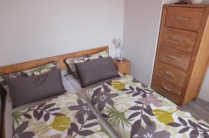 En eller flere senge i et værelse på Ferienhaus SEE Romantik mit Sauna und Whirlpool