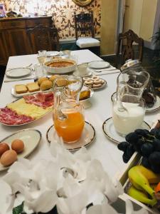 a table topped with plates of food and drinks at B&B Il Gianduia in Lucignano +29 photos