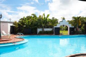 ein großer Pool vor einem Haus in der Unterkunft Kunigami-gun - Hotel / Vacation STAY 11200 in Onna
