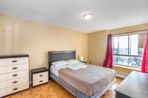 A bed or beds in a room at Toronto Furnished Living- Scarborough
