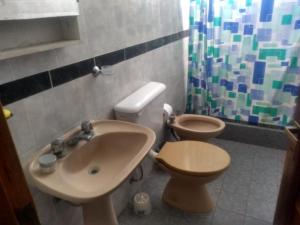Kylpyhuone majoituspaikassa Apartamentos Piolón-Piolón