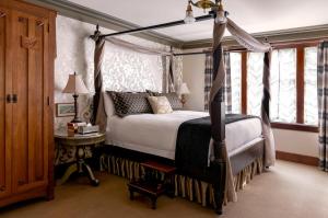 Una cama o camas en una habitación de Abigail's Hotel
