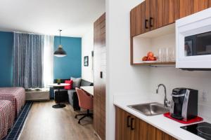 una cucina con lavandino e un soggiorno di Uptown Suites Extended Stay Austin TX - Downtown ad Austin