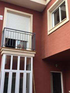 un balcón en el lateral de una casa en Sevilla Aljarafe Room, en Bormujos