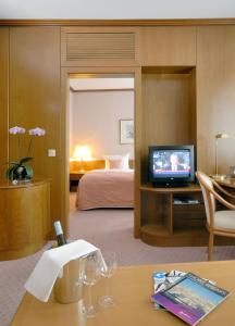 TV a/nebo společenská místnost v ubytování Radisson Blu Hotel Cottbus