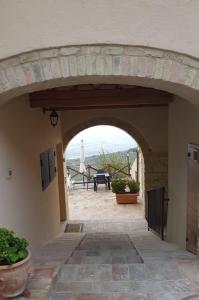 an archway in a building with a table in the distance at Le Tradizioni Casa Vacanze in Trevi