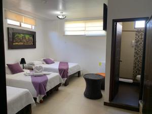 Tempat tidur dalam kamar di Hostal Costa del Pacifico