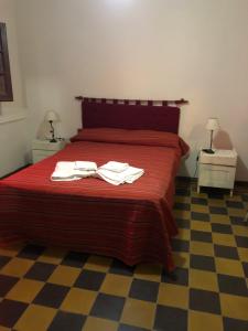 Un dormitorio con una cama con dos toallas encima. en Hotel Aguirre, en Mina Clavero