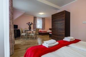 pokój hotelowy z 2 łóżkami i jadalnią w obiekcie Vena w mieście Szczawnica