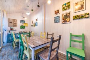 A restaurant or other place to eat at BonTon Apartments Sibiu
