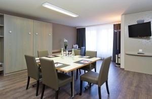 Televisyen dan/atau pusat hiburan di Hotel Olten Swiss Quality