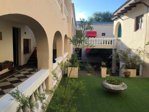 un patio de una casa con un tazón de piedra en el césped en Hotel Aguirre, en Mina Clavero