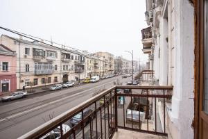 einen Balkon mit Blick auf eine Stadtstraße in der Unterkunft Hotel Baron in Odessa