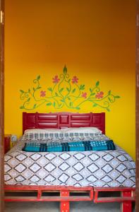 En eller flere senge i et værelse på Sukha Hostel San Luis