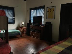 TV a/nebo společenská místnost v ubytování Tu Morada