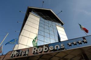 un edificio con un cartello che legge "Roger Hotel" di c-hotels Rubens a Milano
