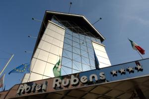 budynek z napisem "Hotel Rogers" w obiekcie c-hotels Rubens w Mediolanie
