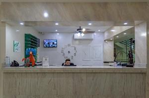 Gran Hotel Residencial Galerias في سيوداد أوبريجون: رجل يجلس في مكتب +27 صورة