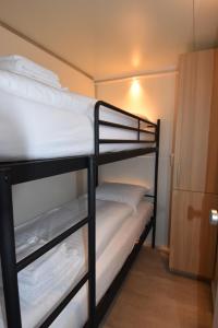 Postel nebo postele na pokoji v ubytování Cozy floating boatlodge "Maastricht".
