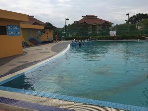 Swimming pool sa o malapit sa D savoy @ Famosa by MR