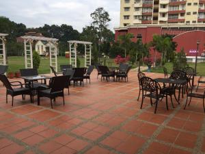 un grupo de mesas y sillas en un patio en D savoy @ Famosa by MR en Melaka