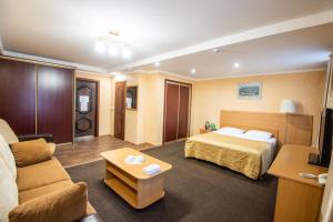 una habitación de hotel con una cama y un sofá en Arirang Hotel, en Khabarovsk 54 fotos más