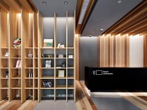 Habitación con estanterías de madera y estantería de libros. en hotel androoms Nagoya Sakae, en Nagoya