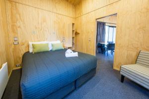 Un pat sau paturi într-o cameră la Apartments at Queenstown TOP 10 Holiday Park