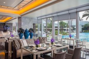 The swimming pool at or close to Hotel Mulia Senayan, Jakarta