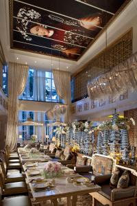 une salle à manger avec de longues tables et chaises dans l'établissement Hotel Mulia Senayan, Jakarta, à Jakarta