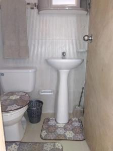 Et badeværelse på Apartamento vacacional en Santa Marta + 8 billeder