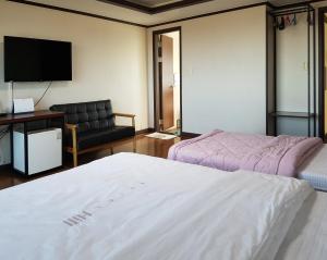 Postel nebo postele na pokoji v ubytování Goodstay Motel Hill